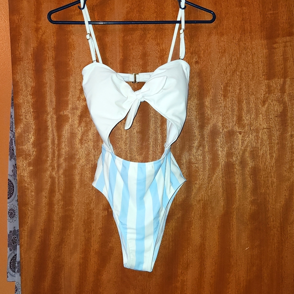 Worn Once! HOLLISTER CUT-OUT ONE PIECE SWIMSUIT